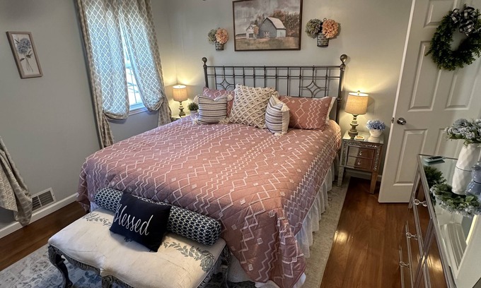 Auburn Hills House | Spacious Farmhouse with Breakfast- Ella’s Place