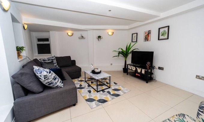 Reading Apartment | Spacious Flat with Patio & Parking in city centre