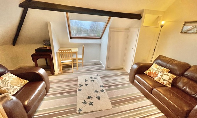 Bournemouth Apartment | Spacious Four Bed Home with Parking - Sleeps 8 - Bournemouth