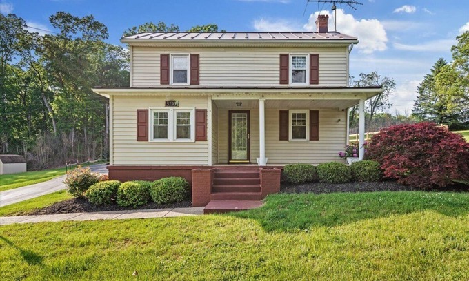 Rileyville House | Spacious & Fun Family Oasis ~ Games ~ Hot Tub ~ View