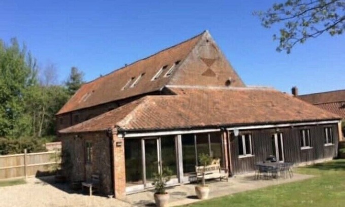 Fakenham House | Spacious Georgian barn, traditional oak beams throughout in idyllic countryside.