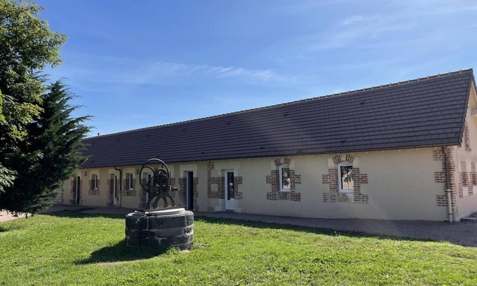 Thiel-sur-Acolin Cottage | Spacious gîte in Thiel-sur-Acolin with air conditioning