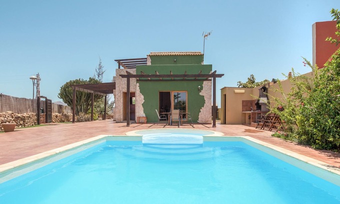 Casillas de Morales House | Spacious Holiday Home “Casa Luis” with Wi-Fi, Pool, Garden