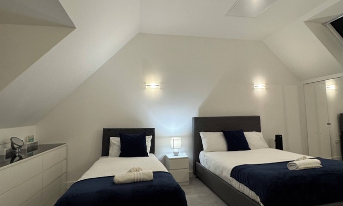 Luton House | Spacious Holiday Home near Luton Airport with free parking.