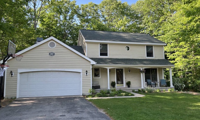 Holiday Hills House | Spacious home 5 minutes to the beach!