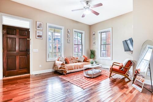 Metropolitan Apartment | Spacious Home for 14PPL - 2 King Beds - Close to DT, Starland & Forsyth - Private Yard & Parking