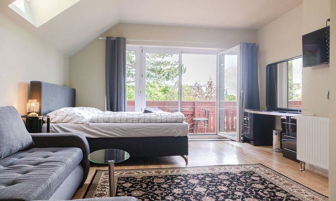 Grinzing Apartment | Spacious Home & Garden Free Parking