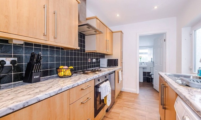 Etruria House | Spacious Home in Stoke-on-Trent, Ideal for Business, Sleeps 5!