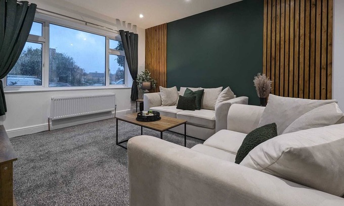 Cheshunt House | Spacious home in Hertfordshire, perfect for contractors. Long stay discounts!