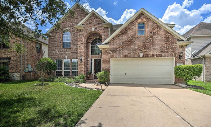 Iowa Colony House | Spacious Home w/Backyard ~ 25 Mi to Houston!