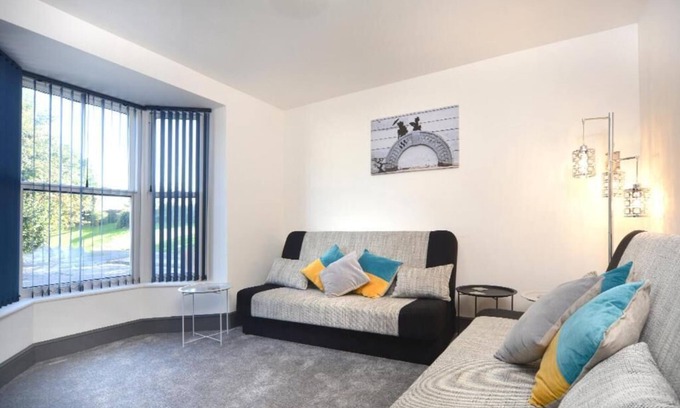 Southampton City Centre House | Spacious home with 8 beds, perfect for work trips or family stays. Enjoy the comfort of free parking, fast Wi-Fi, and a fully equipped space to relax or get things done.