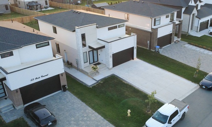 Middlesex Centre House | Spacious Home with modern style