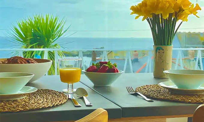 Mousehole Apartment | Spacious home with panoramic sea view, free parking EV & large garden
