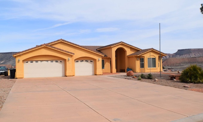 Virgin House | Spacious home with panoramic views of Zion National Park! Come & visit!