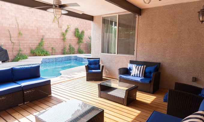 Green Valley House | Spacious Home with privatePool & covered partio, chef's kitchen, 10min to dwtn