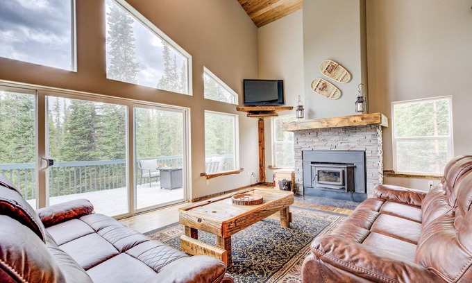 Valley of the Sun Cabin | Spacious Home with Wrap-Around Deck, Hot Tub, Fireplace - Elk Ridge