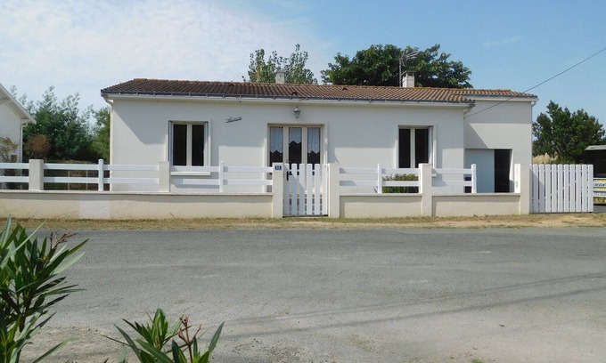 La Faute-sur-Mer House | Spacious house near beach with veranda and garden in La Faute-sur-Mer
