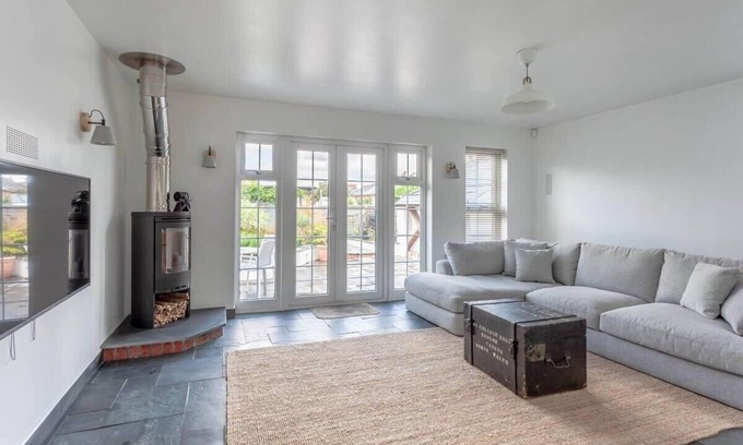 Barnstaple House | Spacious House w/Large Patio & Free Parking