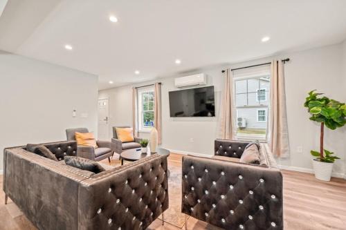 Bloomfield House | Spacious House with King Beds in Prime Location