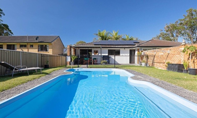 Wyongah House | Spacious House with Pool - 5 min walk to Lake