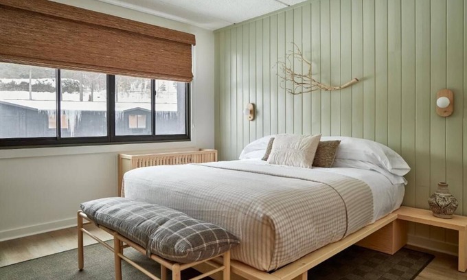 Lake Placid Hotel | Spacious King Suite for 4 l Bluebird Lake Placid