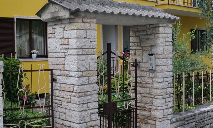 Assenza Apartment | "Spacious lake view apartment"