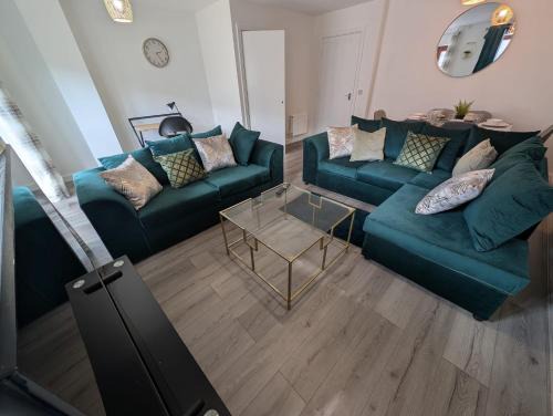 Northampton House | Spacious Large 4 Bed Contractor