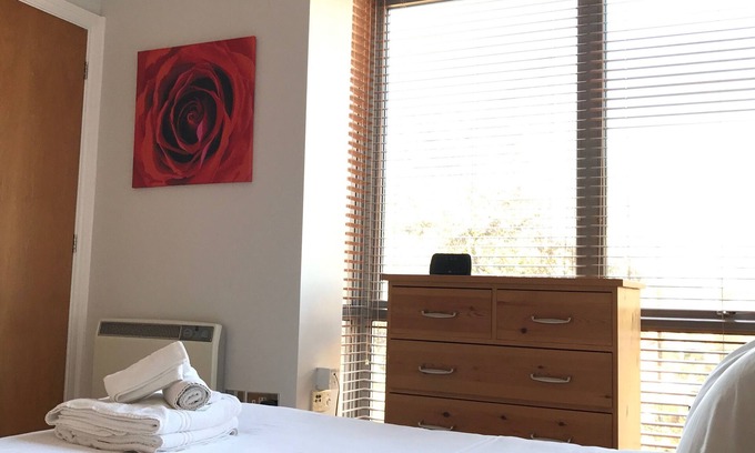 Newbury Apartment | Spacious, Light and airy comfortable 2 bedroom apartment