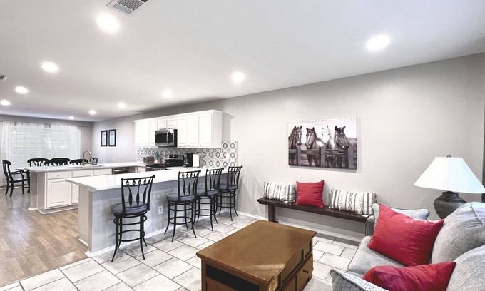 Lewisville House | Spacious Living, BBQ, Minutes to DFW Airport, Sleep 16