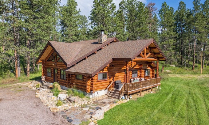 Custer Cabin | Spacious Log Cabin close to Custer State Park