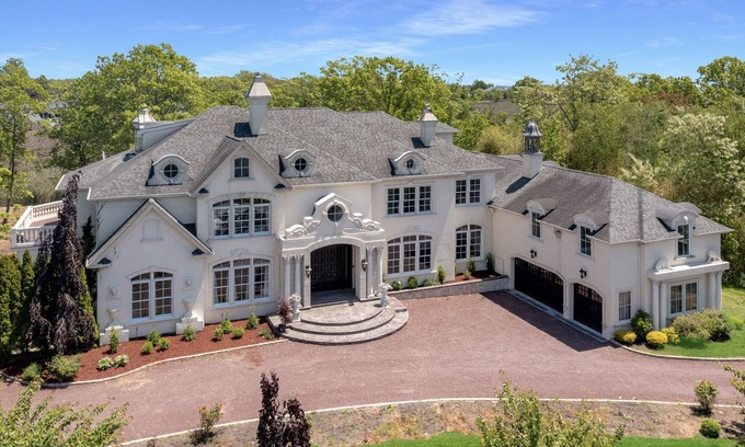 Oakdale Villa | Spacious Luxury Home in Long Island, New York