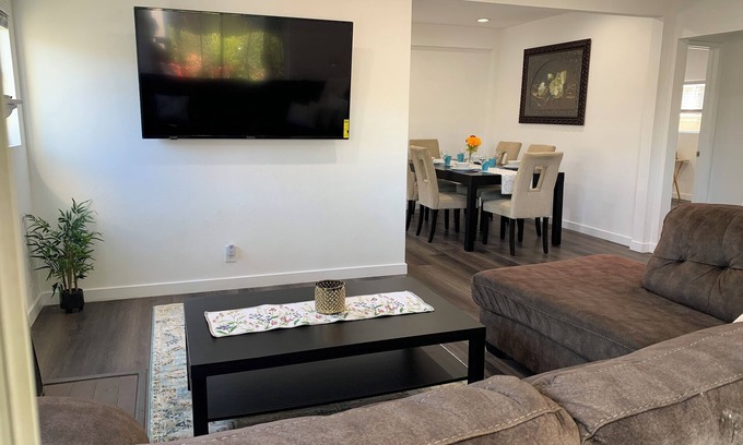 McManus House | Spacious luxury house with AC, Ethernet, pet friendly near Culver City