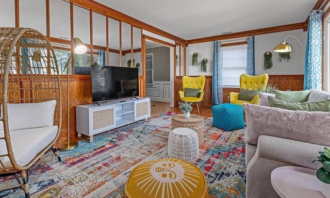 Raleigh House | Spacious mid-century house 5 min from North Hills