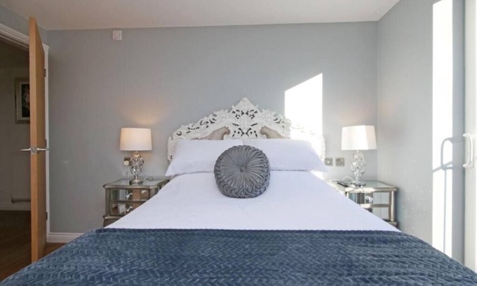York Apartment | Spacious Modern 2bedroom 2 bathrooms with Private Balcony & Stunning Views