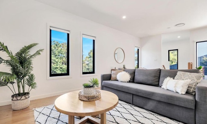 Merewether House | Spacious modern 3 bdr home minutes from beach