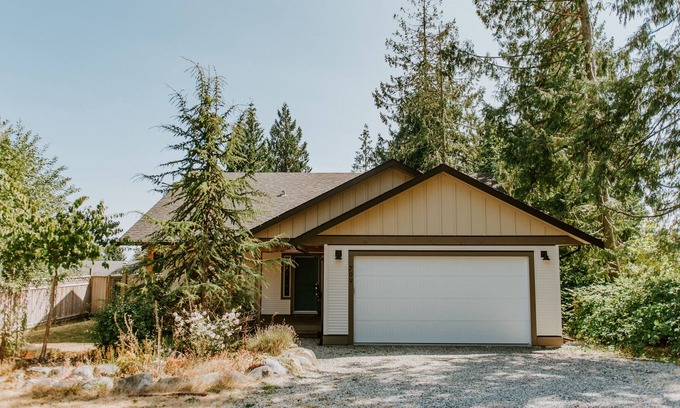 Gibsons House | Spacious & Modern 3 BR Family Getaway in Gibsons