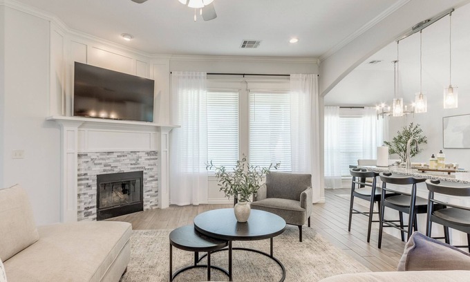 Moore House | Spacious Modern Comfort | Fabulous 15th!