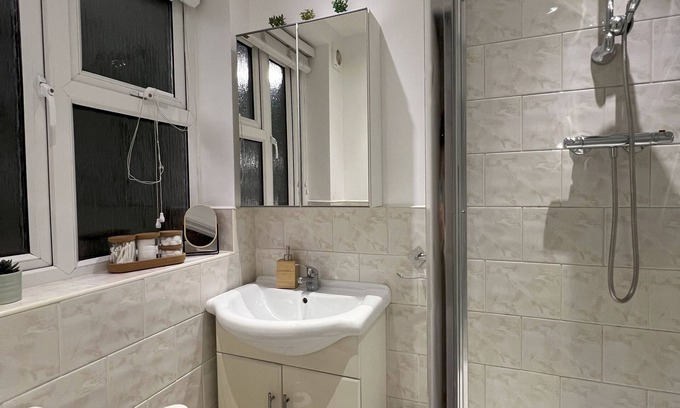Vassall Apartment | Spacious & Modern Family Gem - Two Bed Apartment