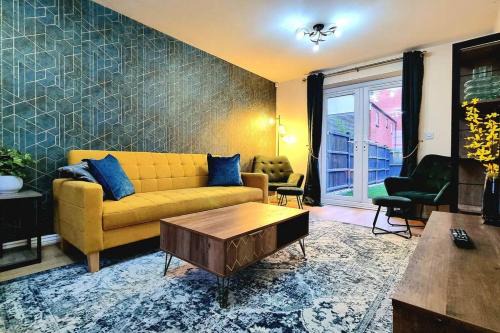 Birstall House | Spacious Modern House with Great Transport Links and Long Stay Discounts
