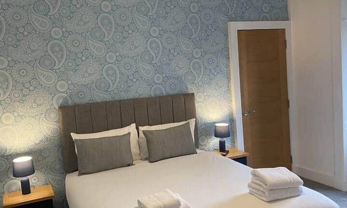 Paisley Apartment | Spacious modern sleeps 5 above live music pub
