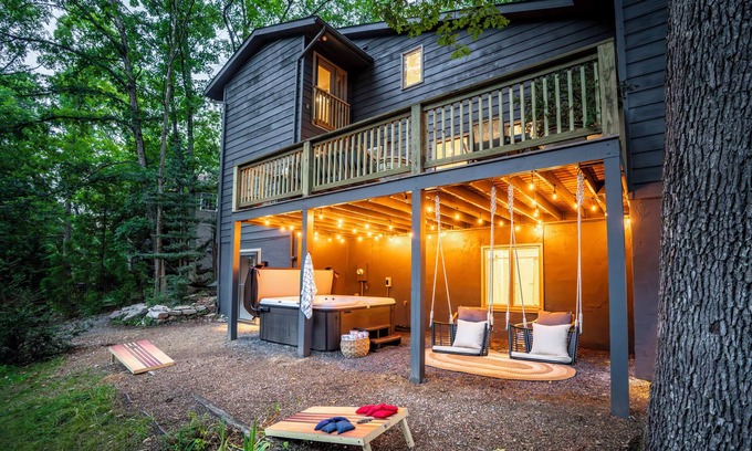 Massanutten House | Spacious & Modern Treehouse Family Retreat - 5 Bd-Game Room-Hot Tub-Fire Pit