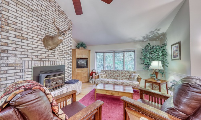 Warren Condo | Spacious mountain view condo with library & gas fireplace - near skiing