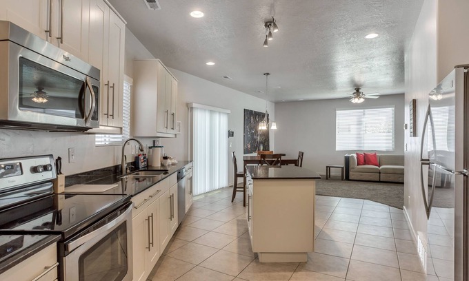 Lakeview House | Spacious & New Guesthouse in Orem - Provo