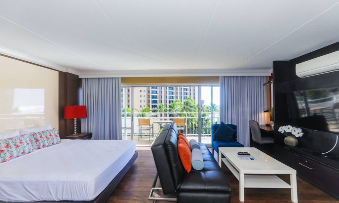 Waikiki Condo | Spacious One Bedroom Harbor View Condos at Ilikai Marina With Private Balcony