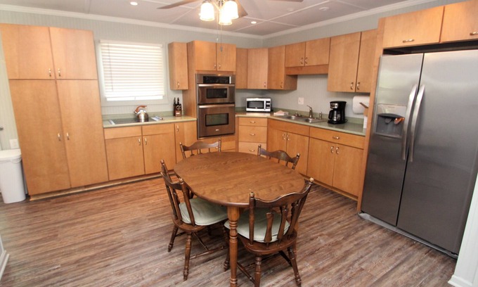 Waterford Cottage | Spacious, Open Concept, Pet Friendly, Lakefront Cottage w/Hot Tub outside Erie