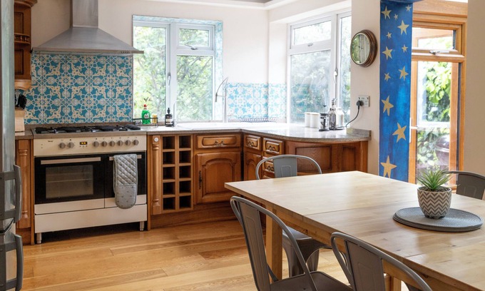 Frome House | Spacious radiant 4 bed home - 10 minute walk to Frome town centre