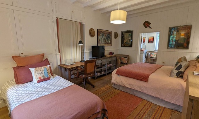 Presnoy Bed & Breakfast | Spacious room, private entrance, pets allowed, WiFi