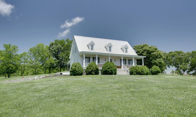 Lauderdale County House | Spacious Rural Getaway in Lexington w/Deck!