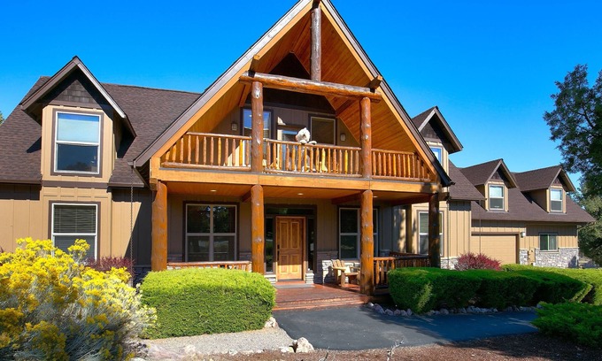 Redmond House | Spacious & Rustic Lodge Cabin. 4 Bedroom Kid & Pet Friendly w/Private Hot Tub!