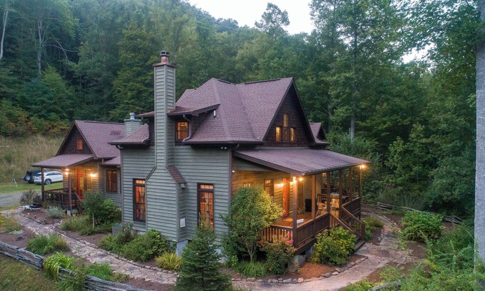 Almond House | Spacious & Secluded Chateau- Near Bryson City w/ Hot Tub, Sleeps 14, Free Coffee